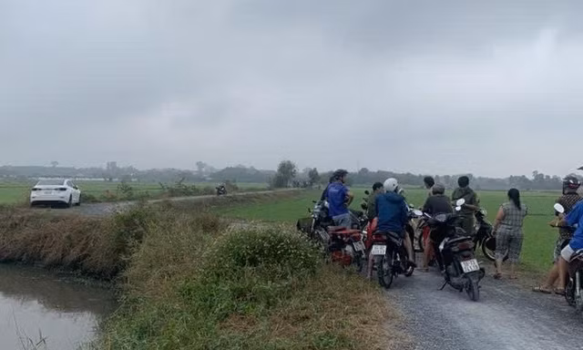 Người đàn ông tử vong trong tư thế treo cổ ở bờ ruộng