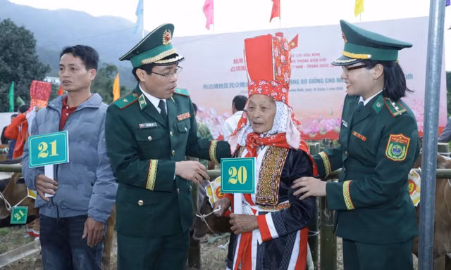 Bộ Tư lệnh Bộ đội Biên phòng tiếp sức học sinh và hộ nghèo trên biên giới 