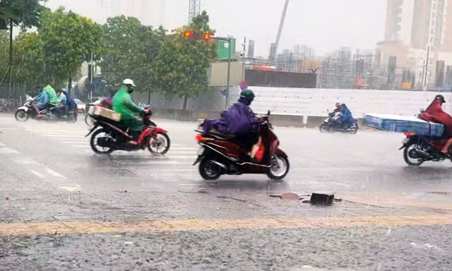 Vì sao Hà Nội mưa như trút, lốc sét?