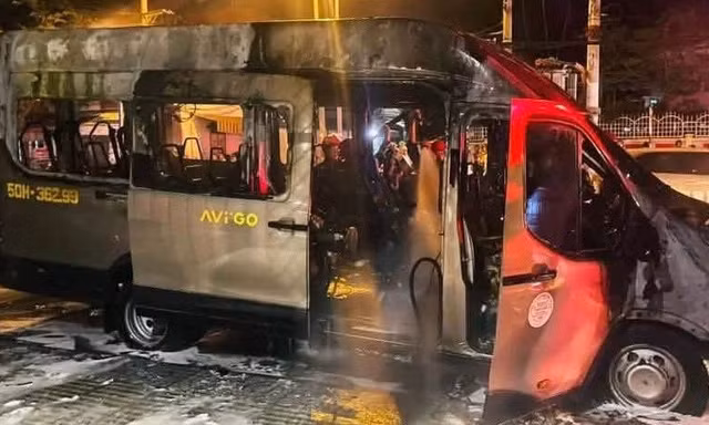 TPHCM: Xe khách bất ngờ bốc cháy dữ dội, hành khách kịp thoát thân