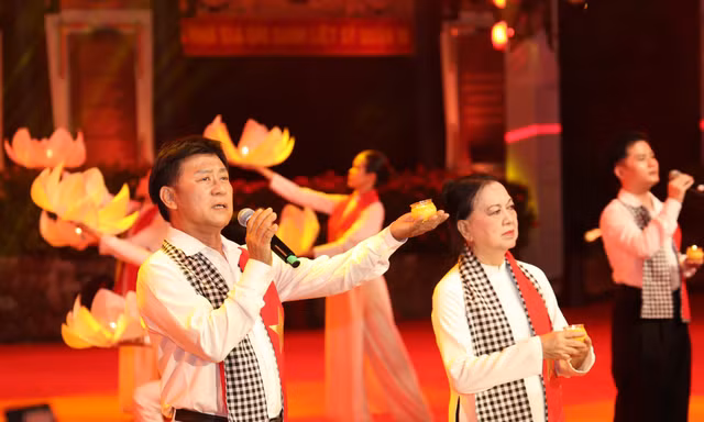 Khúc tri ân trước giờ truy điệu, an táng hài cốt liệt sĩ ở Công viên Lê Thị Riêng