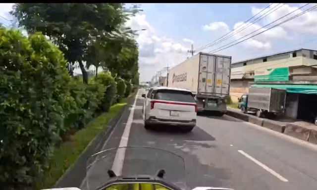 Phạt nặng tài xế ô tô không nhường đường xe ưu tiên ở TPHCM