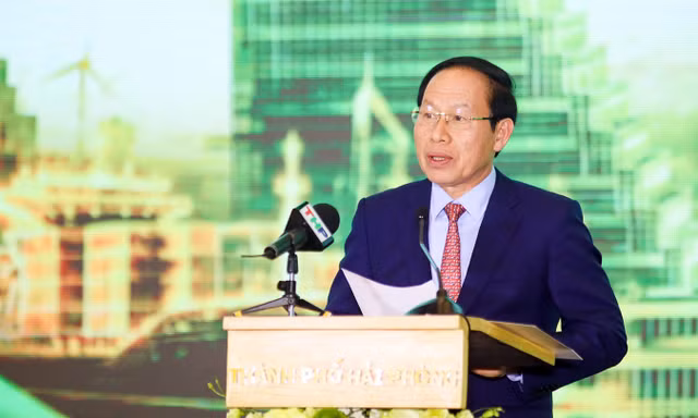 Phó Thủ tướng Lê Tiến Châu cùng các đại biểu bấm nút khởi động Khu Thương mại tự do Hải Phòng.