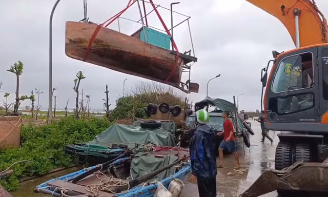 Bộ đội giúp ngư dân Bạch Long Vĩ kéo tàu cá lên bờ