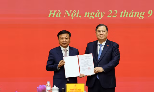 Thủ tướng điều động, bổ nhiệm, phê chuẩn nhân sự