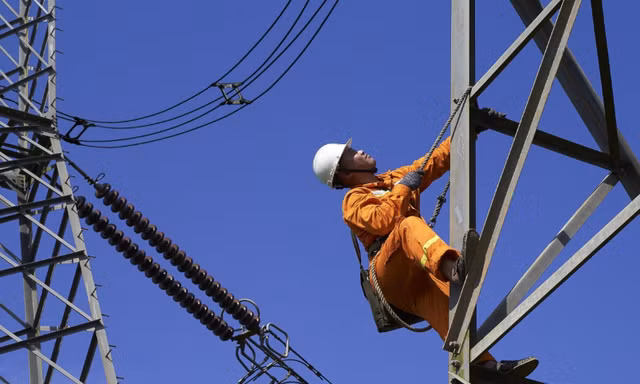 Không để mọi rủi ro, chi phí đầu tư điện chuyển sang người dân