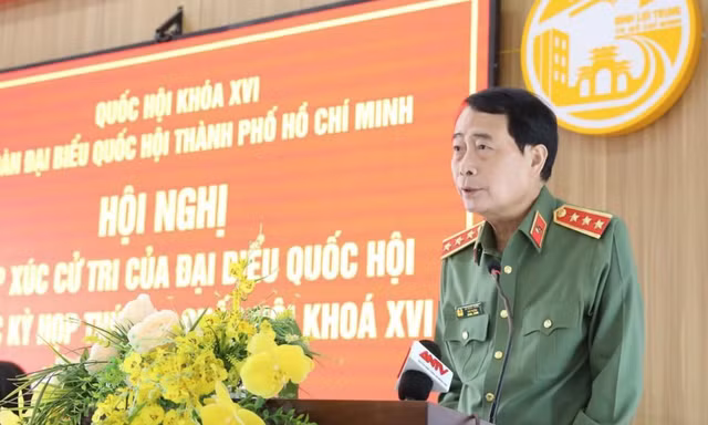 Thượng tướng Lê Quốc Hùng phát biểu tại buổi tiếp xúc cử tri.