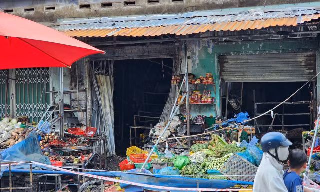 Cháy nhà ở TPHCM, người chồng tử vong, vợ con bị thương