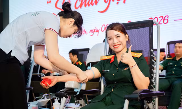 Hàng trăm quân nhân sẻ chia giọt máu hồng