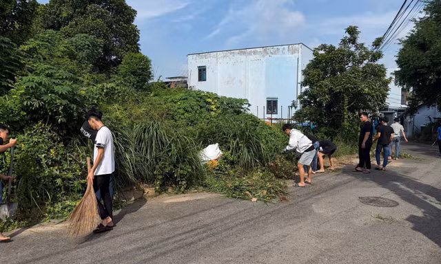 TPHCM: Nhóm bạn trẻ 'đi bão' được Công an cho dọn vệ sinh khu phố