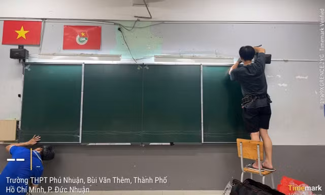 Vụ lớp 12 thiếu bảng, giáo viên phải viết lên tường: Lắp bảng mới trong đêm