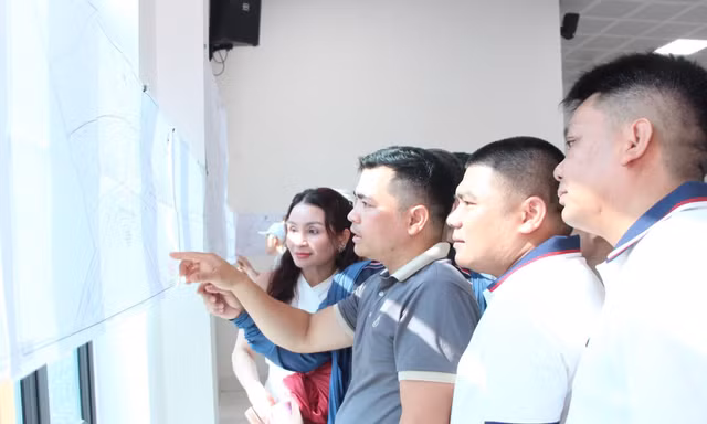 Người dân Hà Nội đổ về xem quy hoạch phân khu đô thị sông Hồng