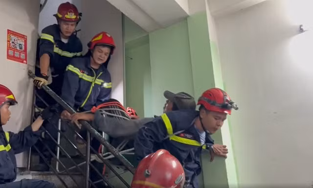 [Clip] Cảnh sát PCCC giải cứu công nhân gặp nạn trên mái nhà tầng 4 