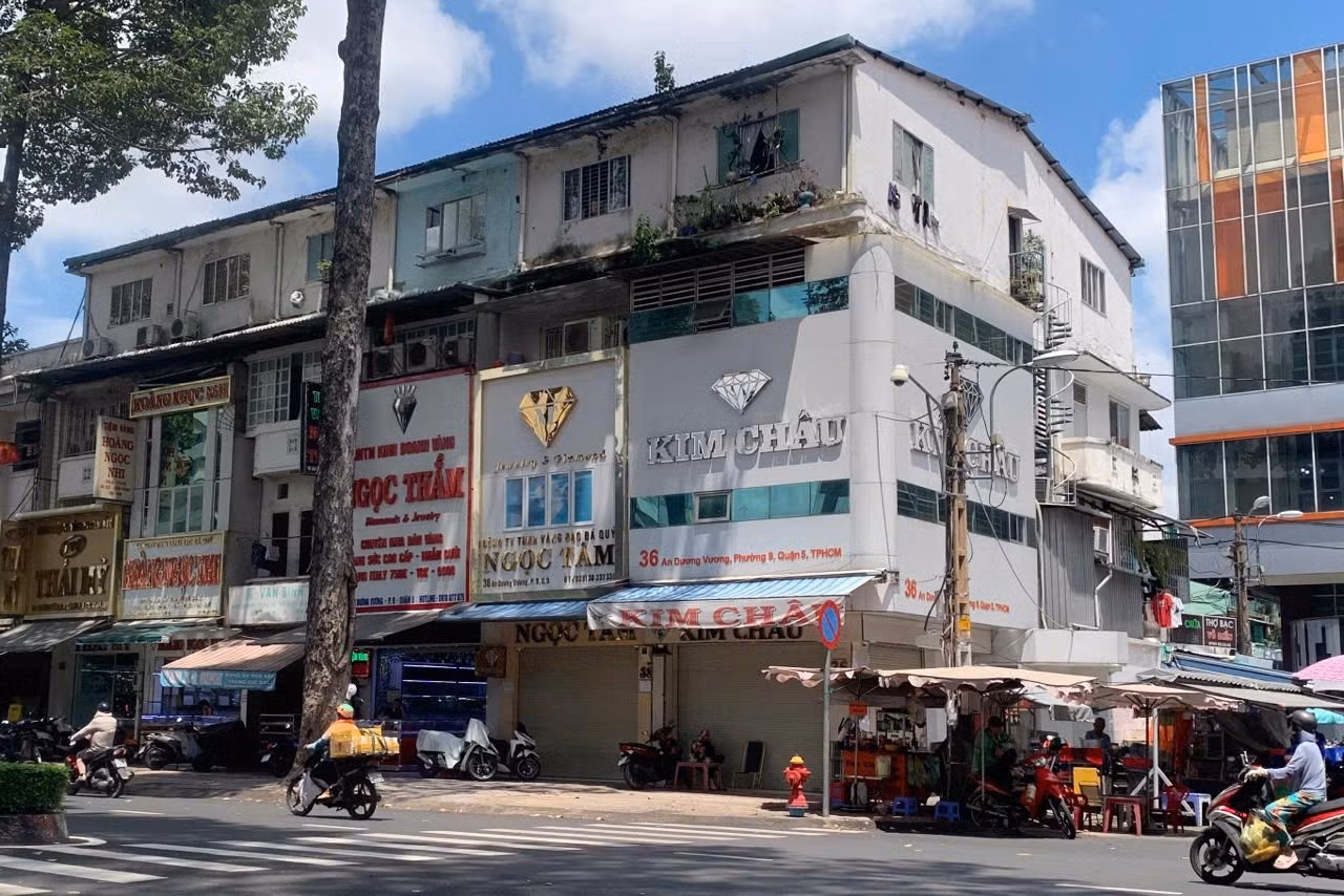 Sáng 21/9, nhiều cửa hàng trang sức, kim cương tại khu vực chợ An Đông vẫn trong tình trạng đóng cửa. Ảnh: Thảo Liên.