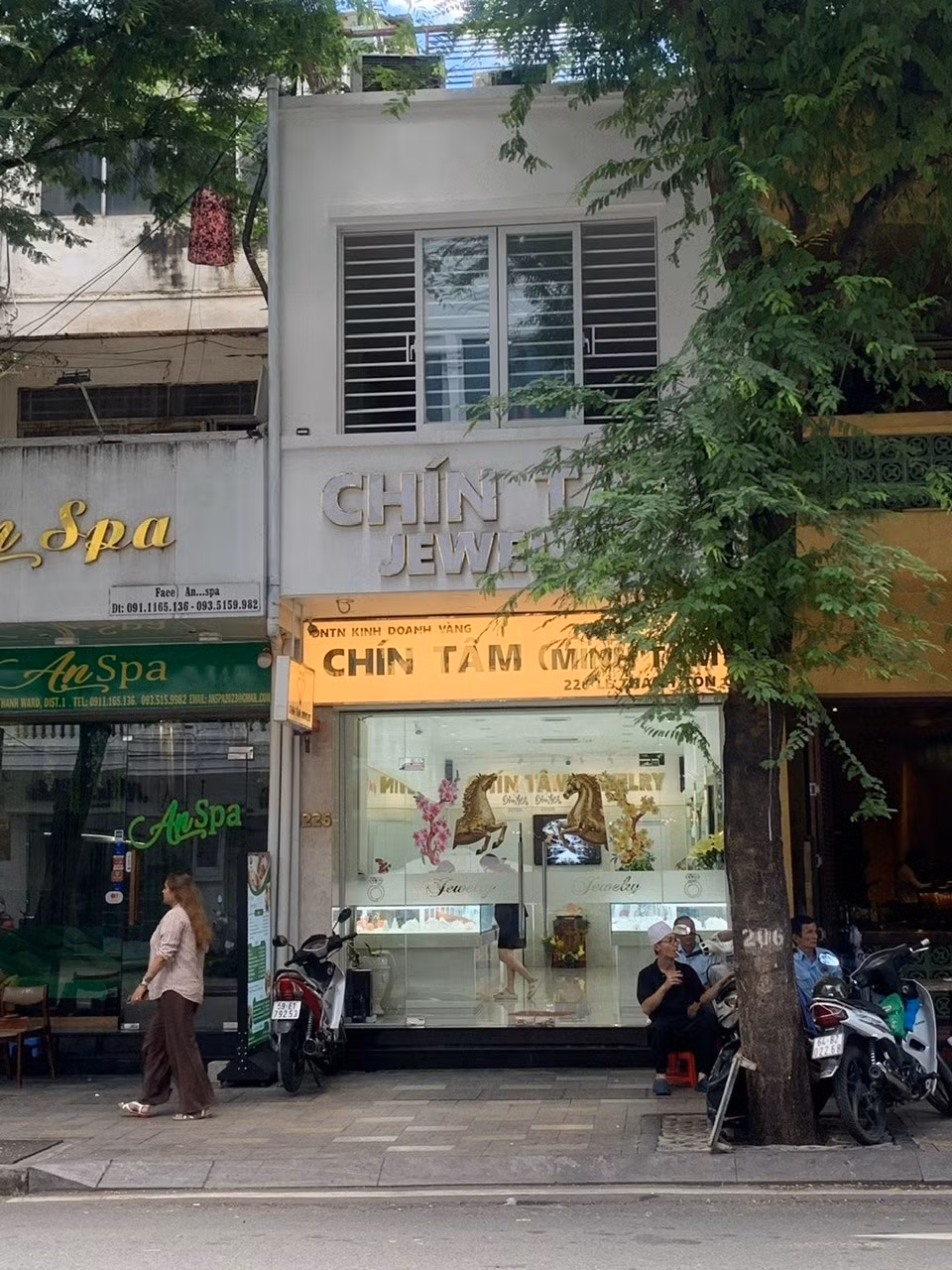 Ghi nhận sáng 21/9, cửa hàng kim cương Chín Tâm, Thiên Thiên Ngọc trên đường Lê Thánh Tôn (phường Sài Gòn) đã mở cửa trở lại. Ảnh: Thảo Liên.