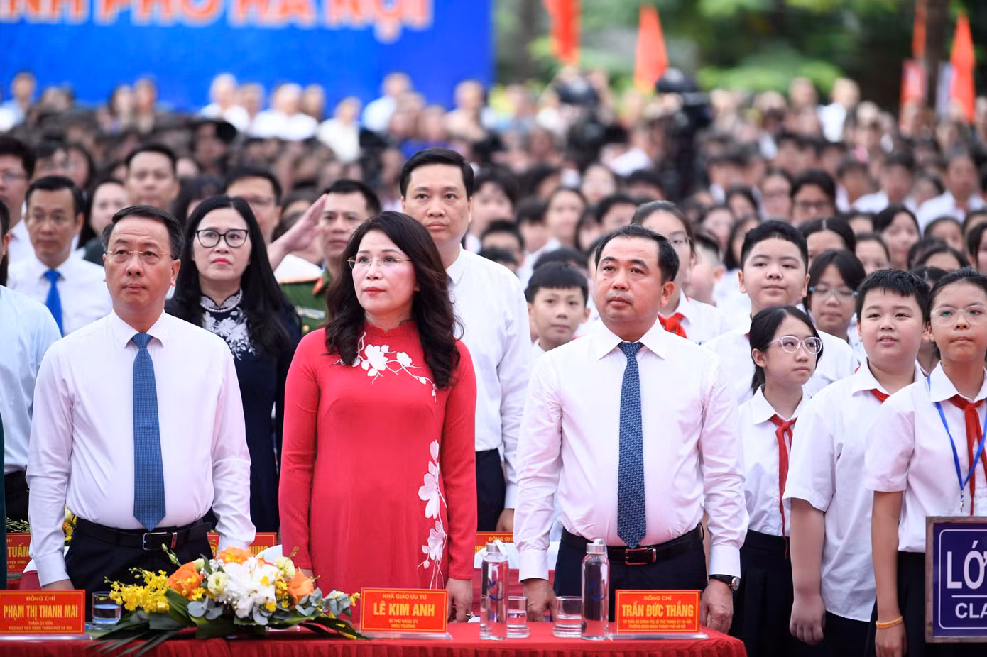 Đại biểu, khách mời chào cờ trong lễ khai giảng.