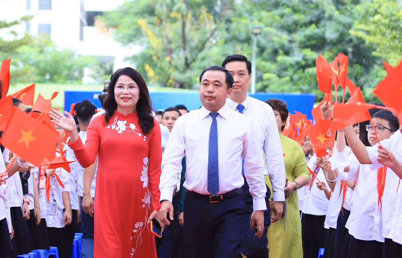 Bí thư Thành uỷ Hà Nội Trần Đức Thắng dự lễ khai giảng năm học mới tại Trường THCS Trần Duy Hưng (Hà Nội)