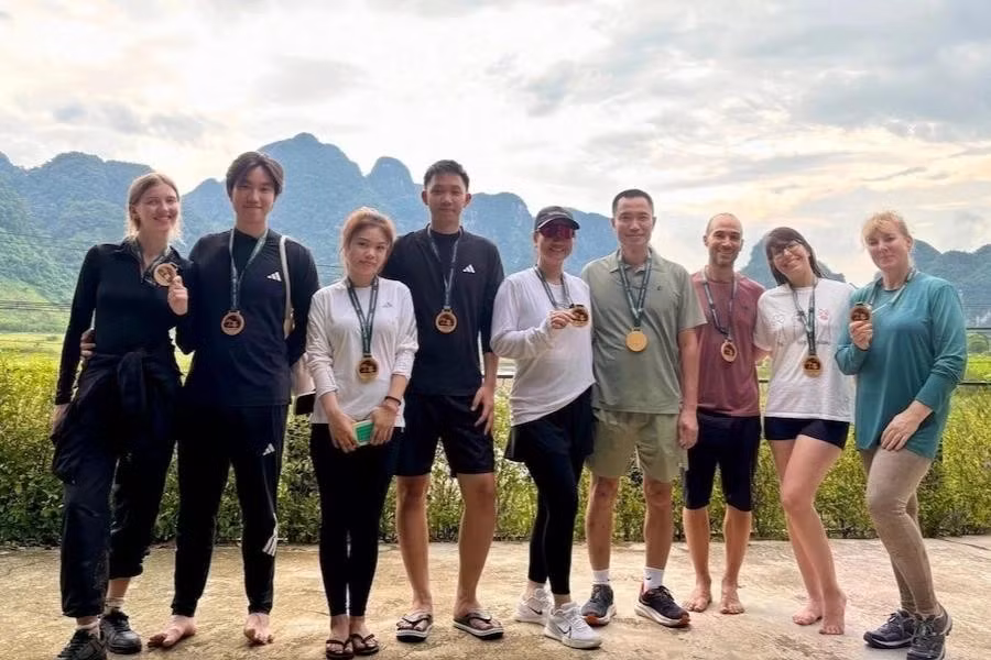 Lee Cobaj (ngoài cùng bên phải) cùng các thành viên trong đoàn nhận huy chương bằng tre sau khi kết thúc hành trình. Ảnh: Lee Cobaj/Telegraph.