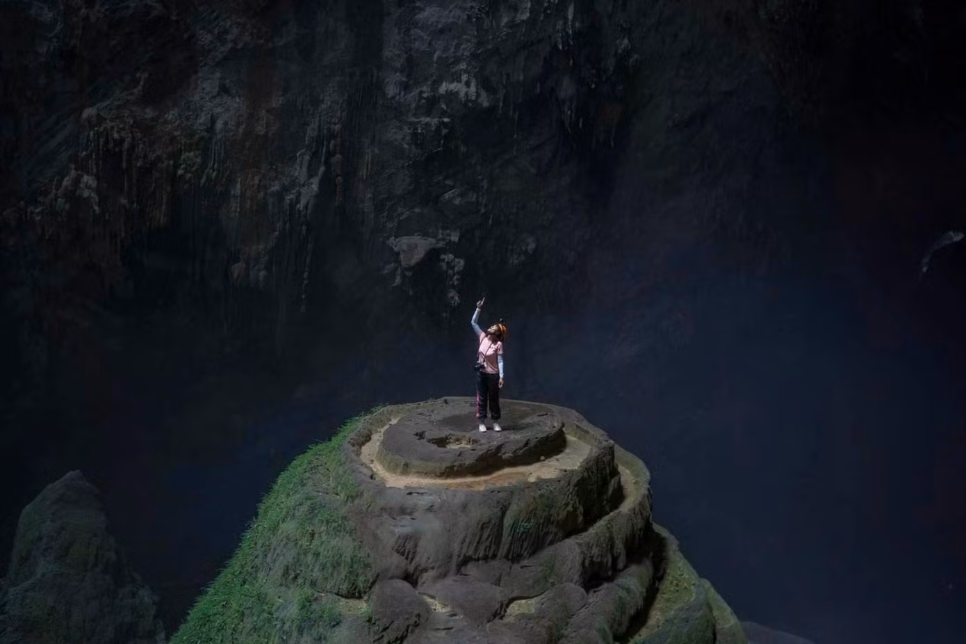 Du khách khám phá hang Sơn Đoòng, hang động lớn nhất hành tinh, nằm trong vùng lõi Vườn Quốc gia Phong Nha - Kẻ Bàng năm 2023. Ảnh: Linh Huỳnh.