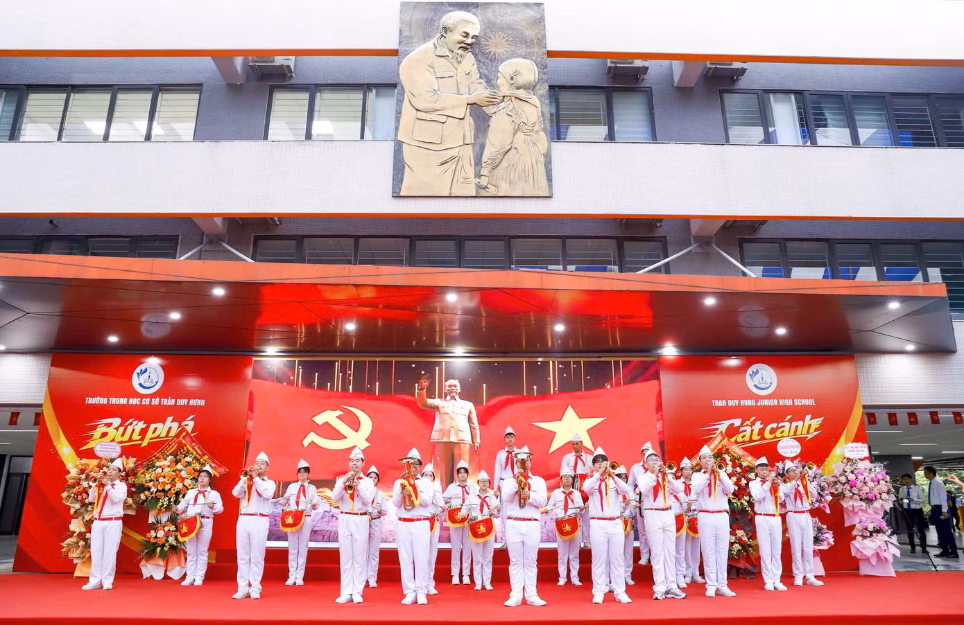 Học sinh Trường THCS Trần Duy Hưng (Hà Nội) trong lễ khai giảng