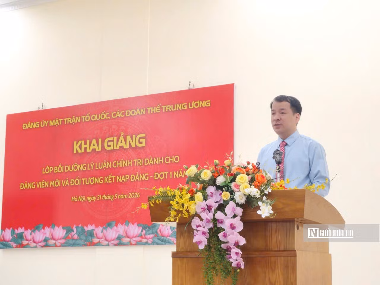 Ông Ngô Văn Cương - Phó Bí thư Đảng ủy Mặt trận Tổ quốc, các đoàn thể Trung ương phát biểu khai giảng.