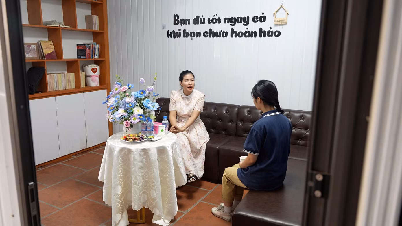 Hiệu trưởng trường c&oacute; học sinh đ&aacute;nh g&atilde;y mũi c&ocirc; gi&aacute;o: &ldquo;T&ocirc;i vẫn chưa d&aacute;m xem video&rdquo;- Ảnh 4.