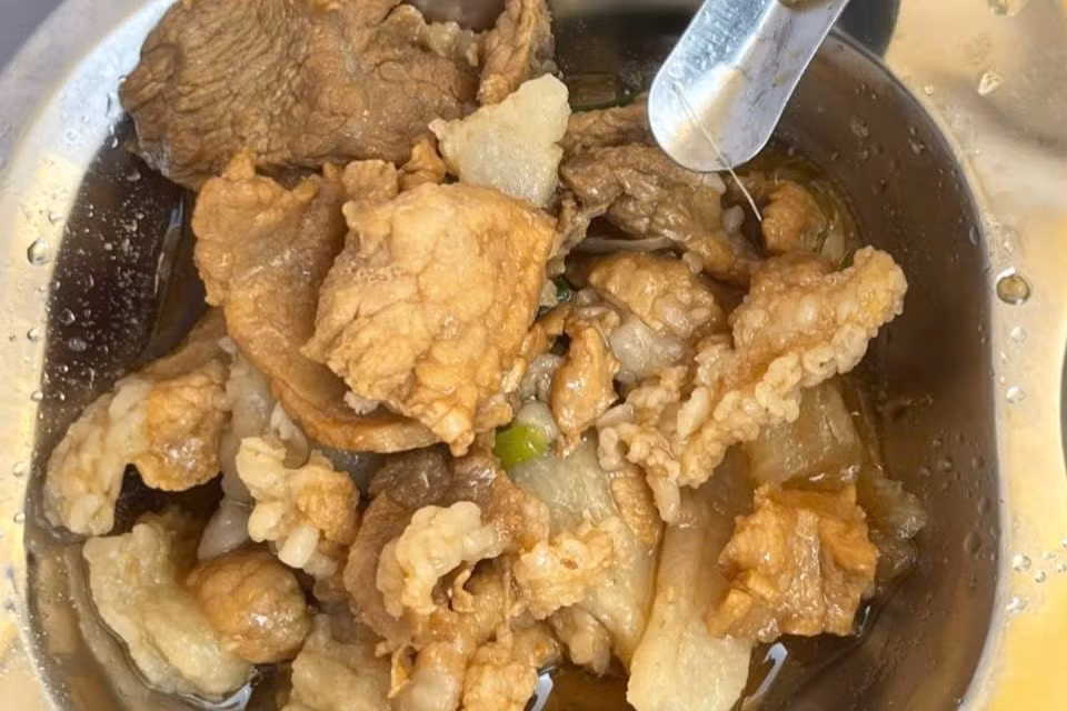 Phụ huynh Trường tiểu học Ứng Hòa A chụp ảnh thịt kho có "vật thể lạ" trong bữa ăn bán trú