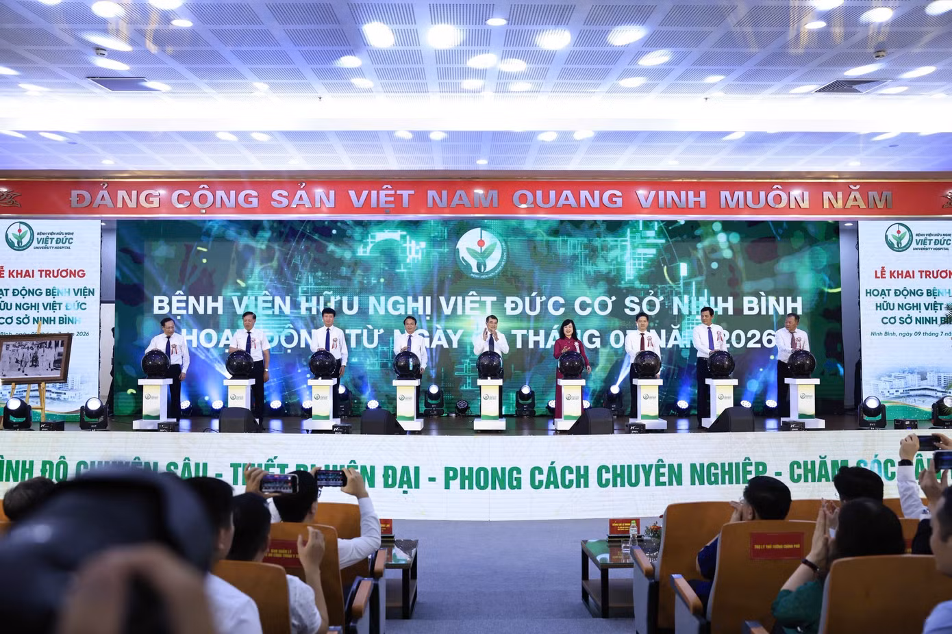 Thủ tướng Lê Minh Hưng và lãnh đạo Bộ Y tế nhấn nút khai trương BV Hữu Nghị Việt Đức cơ sở Ninh Bình ngày 9/7/2026.