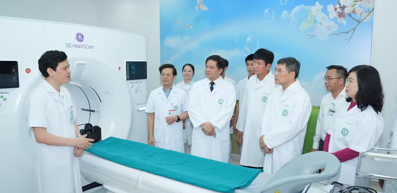 Thủ tướng nghe giới thiệu về hệ thống máy móc hiện đại tại bệnh viện. Ảnh Như Ý