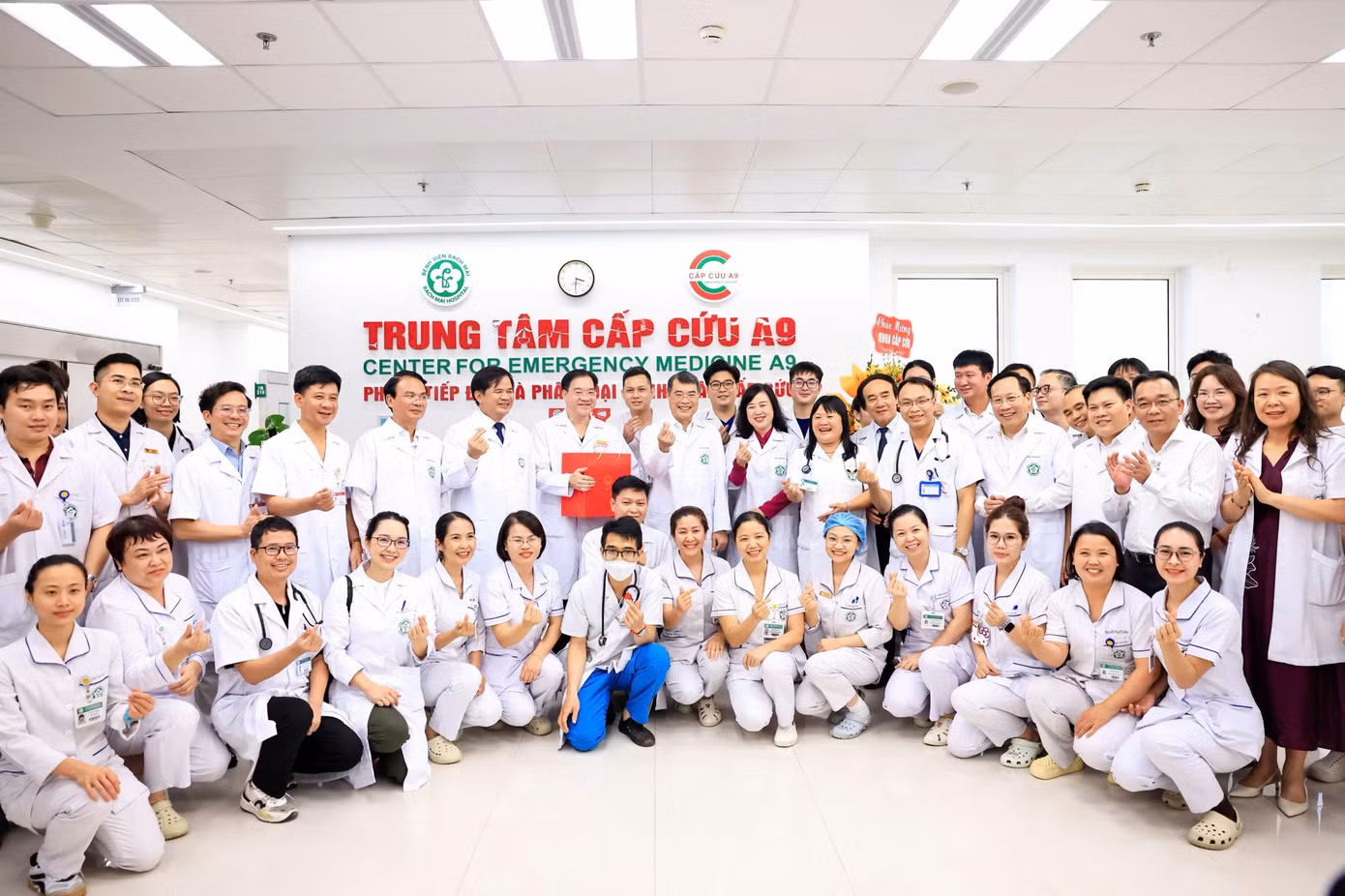 Thủ tướng chụp ảnh kỉ niệm với cán bộ, nhân viên bệnh viện. Ảnh Như Ý