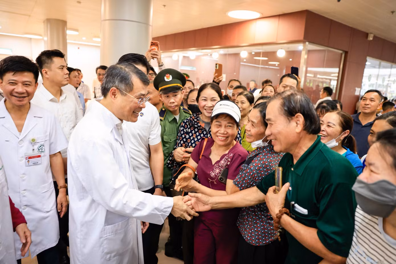 Thủ tướng bắt tay trò chuyện với người dân, bệnh nhân ngoại trú, chia sẻ niềm vui cùng bà con về việc cơ sở bệnh viện hiện đại đi vào hoạt động tại địa phương Ninh Bình. Ảnh Như Ý