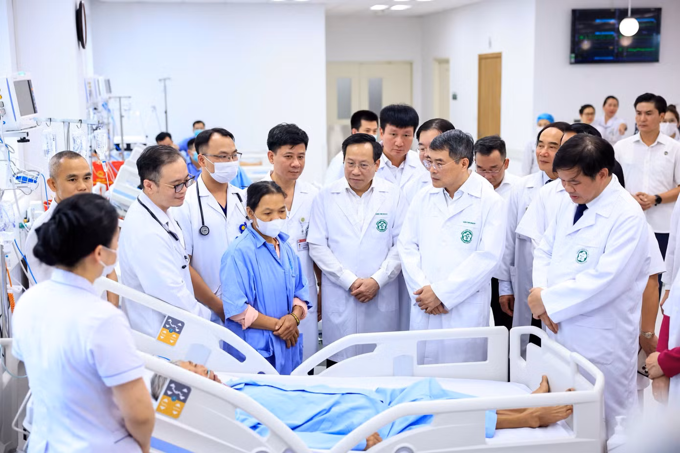 Chia sẻ với những băn khoăn của người bệnh khi điều trị tại cơ sở mới của Bệnh viện Bạch Mai, Thủ tướng Lê Minh Hưng động viên bà con giữ vững tinh thần, yên tâm điều trị, tin tưởng vào trình độ chuyên môn của đội ngũ y, bác sĩ để phối hợp điều trị đạt kết quả tốt nhất. Ảnh: Như Ý