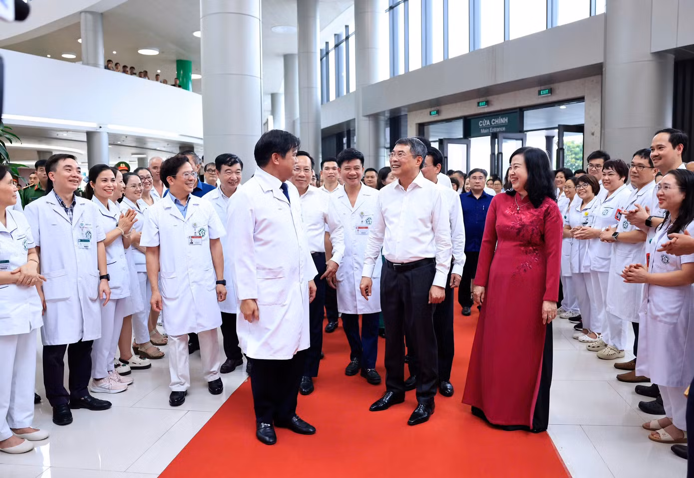 Thủ tướng và đoàn công tác đã gặp gỡ, biểu dương tập thể cán bộ y tế đang ngày đêm nỗ lực chăm sóc, điều trị người bệnh tại cơ sở Ninh Bình. Thay mặt Đảng ủy và Ban Giám đốc Bệnh viện Bạch Mai, PGS.TS.BS Đào Xuân Cơ, Bí thư Đảng ủy, Giám đốc Bệnh viện, đã báo cáo với Thủ tướng về kết quả hoạt động sau 12 ngày vận hành liên tục. Ảnh Như Ý