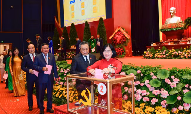Bí thư Bùi Thị Minh Hoài và hai Phó Bí thư Thành ủy Hà Nội tái cử Ban Chấp hành khóa XVIII