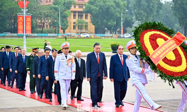 Các đồng chí lãnh đạo Đảng, Nhà nước vào Lăng viếng Chủ tịch Hồ Chí Minh