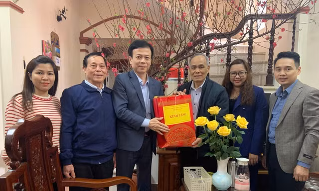 Lãnh đạo phường Tây Hồ thăm, tặng quà cơ sở tôn giáo, người có công dịp Tết Bính Ngọ 2026
