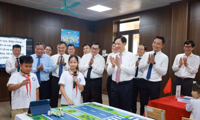 Bước ngoặt lịch sử với sự nghiệp trồng người tại xã đảo duy nhất của Thủ đô Hà Nội