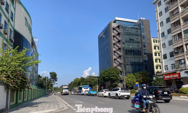 Hà Nội: Nắng nóng 'thiêu đốt' ở tuyến phố không còn cây xanh sau cải tạo 