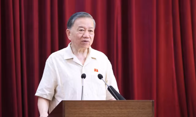 Tổng Bí thư, Chủ tịch nước nói việc thiếu sách giáo khoa, bữa ăn bán trú