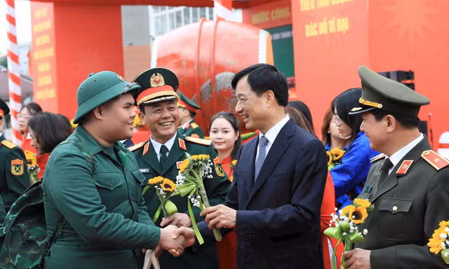 Bí thư, Chủ tịch Hà Nội tiễn tân binh lên đường nhập ngũ