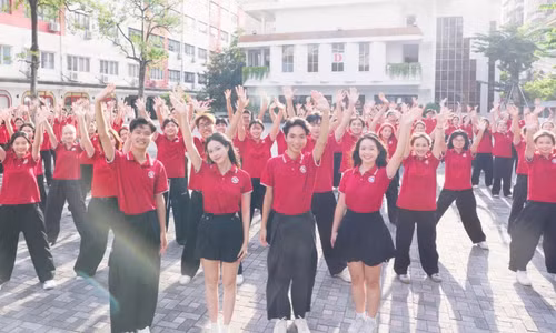 Gần 150 sinh viên trường ĐH Ngoại thương góp sức thực hiện MV chào đón tân sinh viên K65
