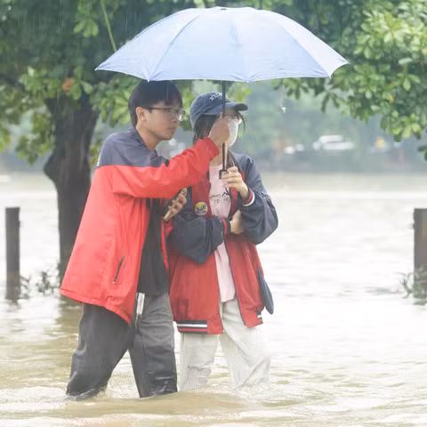 NÓNG 23/9: Cảnh báo mưa dông mạnh ở nội thành Hà Nội