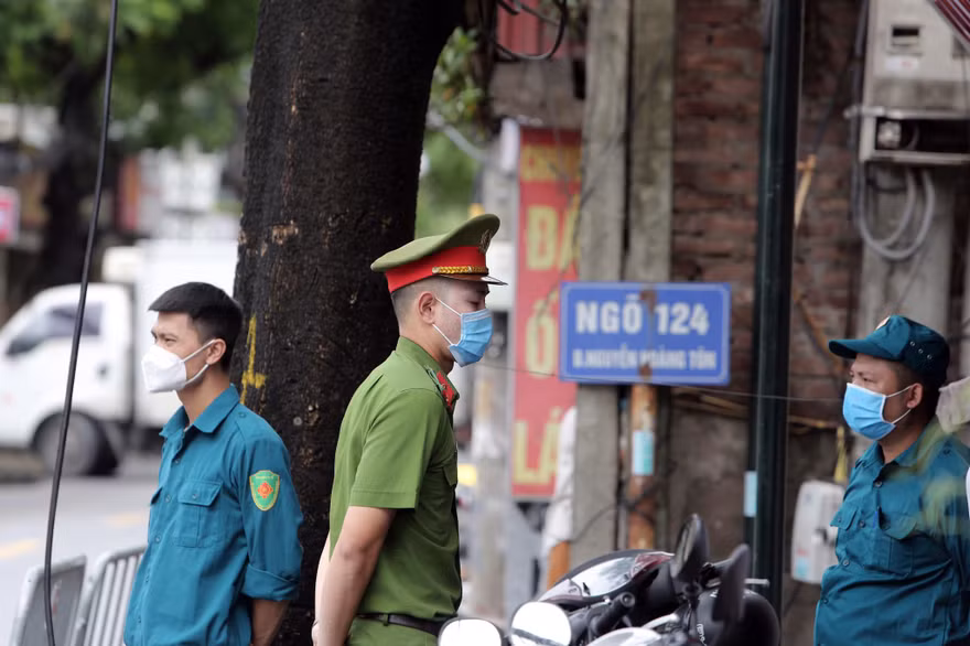 Hà Nội lập chốt phong tỏa khu phố có ca mắc mới COVID-19