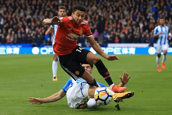 M.U quỵ ngã trên sân Kirkless của Huddersfield 