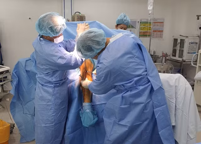 Các bác sĩ thực hiện ca phẫu thuật kết hợp xương cho Hùng Dũng.