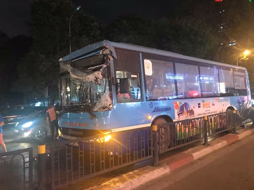 Chiếc xe buýt tông sập rào chắn