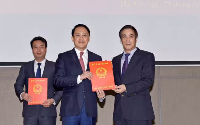 Thứ trưởng Trần Xuân Hà trao quyết định bổ nhiệm ông Mai Sơn làm Cục trưởng Cục Thuế Hà Nội