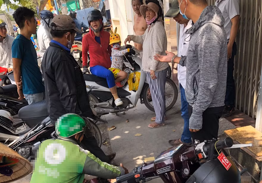 Nạn nhân ngã xe trọng thương khi bị cướp.