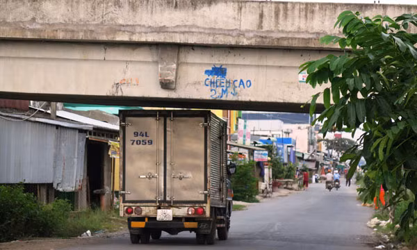 Gầm cầu nơi xảy ra vụ tai nạn kinh hoàng hôm 9/8.