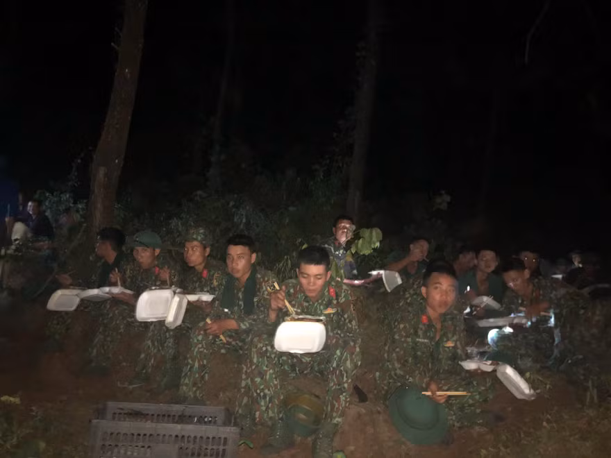 Xuyên đêm chống ‘giặc lửa’ ở Hà Tĩnh